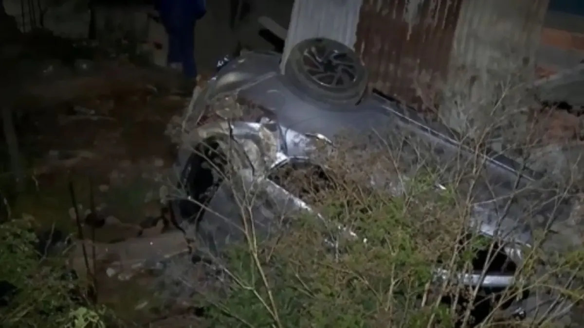 Ciudad Bolívar: carro cayó a un abismo y quedó incrustado en el techo de una vivienda El fuerte estruendo despertó a más de un habitante en el barrio Arabia, en la localidad de Ciudad Bolívar, luego de que un vehículo cayera por un abismo y terminara impactando el techo de una vivienda. La emergencia dejó una mujer herida y múltiples pérdidas materiales.