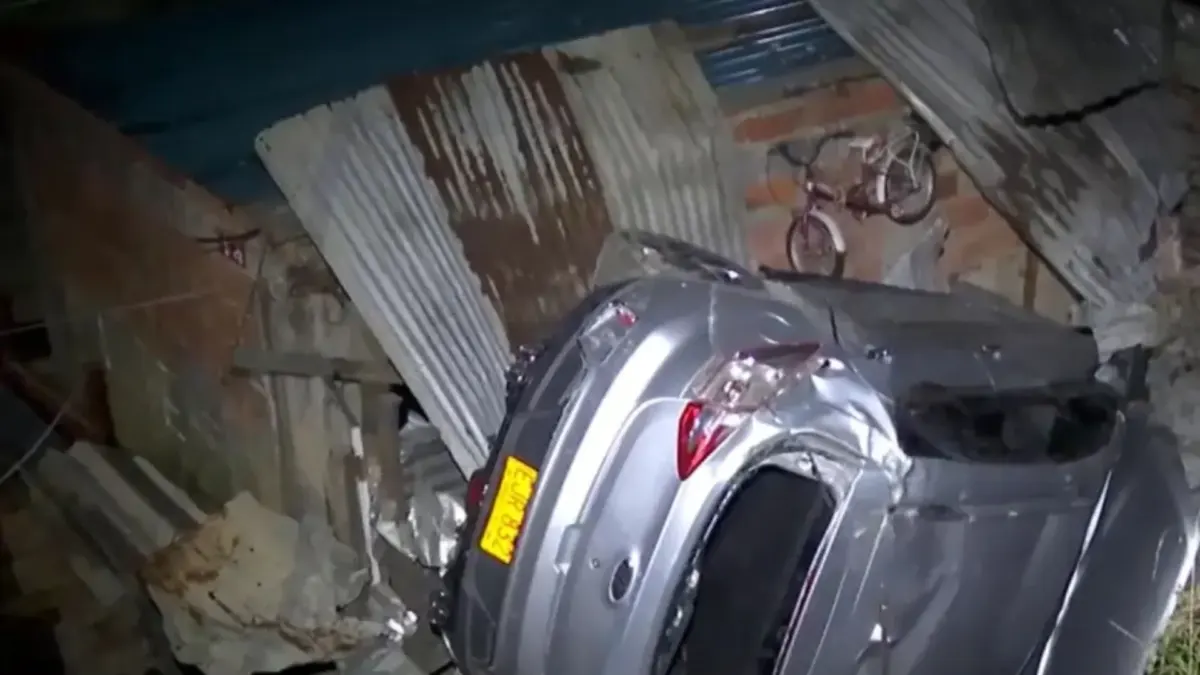 Ciudad Bolívar: carro cayó a un abismo y quedó incrustado en el techo de una vivienda El fuerte estruendo despertó a más de un habitante en el barrio Arabia, en la localidad de Ciudad Bolívar, luego de que un vehículo cayera por un abismo y terminara impactando el techo de una vivienda. La emergencia dejó una mujer herida y múltiples pérdidas materiales.