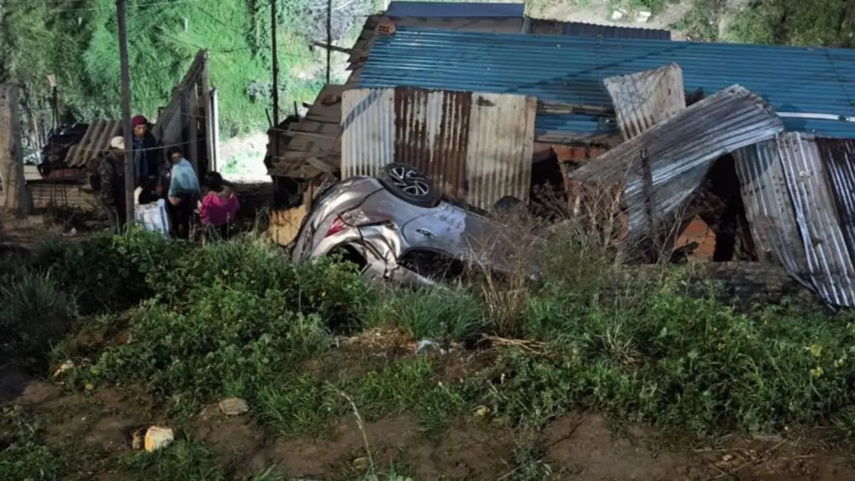 Ciudad Bolívar: carro cayó a un abismo y quedó incrustado en el techo de una vivienda El fuerte estruendo despertó a más de un habitante en el barrio Arabia, en la localidad de Ciudad Bolívar, luego de que un vehículo cayera por un abismo y terminara impactando el techo de una vivienda. La emergencia dejó una mujer herida y múltiples pérdidas materiales.