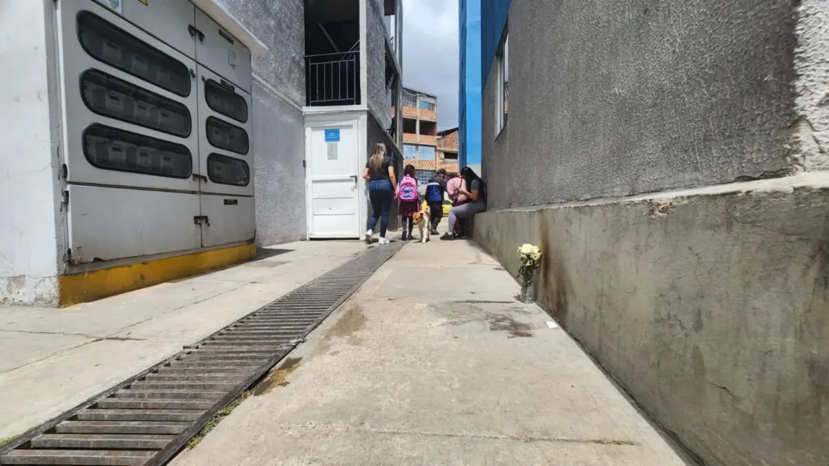 Ciudad Bolívar: crimen con silenciador en Arbolizadora Baja Un ramo de flores blancas permanece en el callejón, en medio de los edificios donde se perpetró el crimen de un hombre de 35 años, como testimonio del homicidio ocurrido en el barrio Arborizadora Baja, en la localidad de Ciudad Bolívar, en el sur de Bogotá.