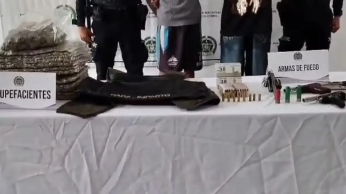 Ciudad Bolívar: dos capturados con armas, droga y munición escondidas en una casa En la parte alta de Ciudad Bolívar, varios disparos habrían delatado a un par de delincuentes de 21 años que, al percatarse de la presencia de los uniformados, emprendieron la huida hacia la vivienda en la que residían. Allí les fueron hallados un revólver, dos armas artesanales, aproximadamente 3.200 dosis de marihuana y otros elementos.