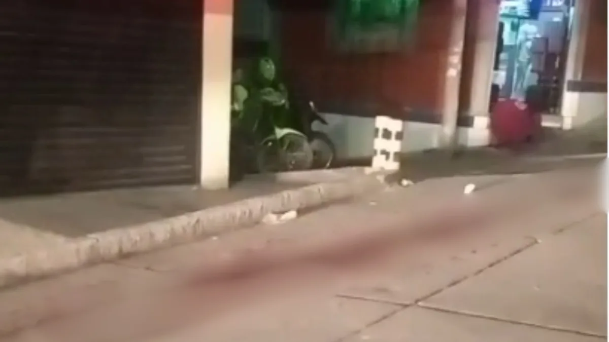 Ciudad Bolívar: hombre de 60 años fue asesinado frente a su casa Un nuevo hecho de violencia sacudió a Ciudad Bolívar. Jairo, de 60 años, fue atacado por un sujeto que lo acechaba afuera de su vivienda ubicada en el barrio Tres Esquinas.