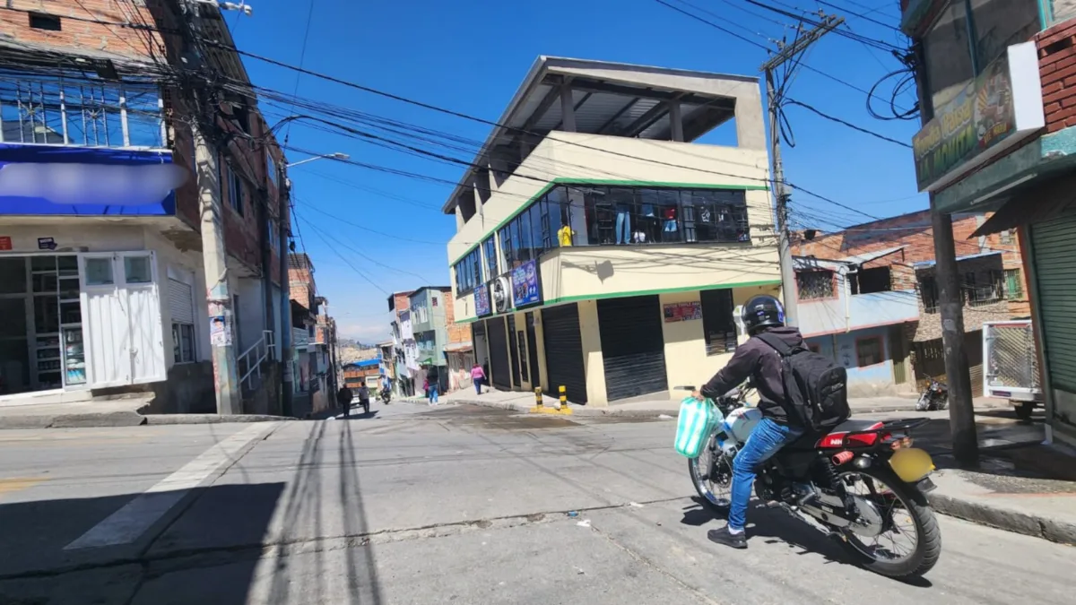 Ciudad Bolívar: hombre de 60 años fue asesinado frente a su casa Un nuevo hecho de violencia sacudió a Ciudad Bolívar. Jairo, de 60 años, fue atacado por un sujeto que lo acechaba afuera de su vivienda ubicada en el barrio Tres Esquinas.