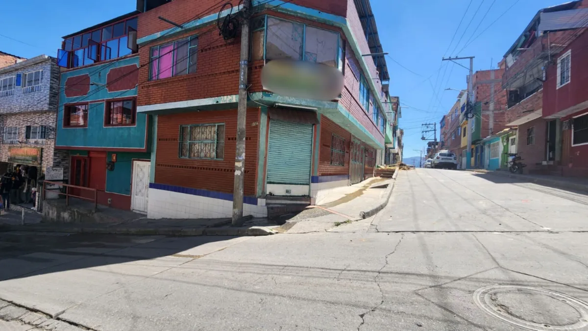 Ciudad Bolívar: hombre de 60 años fue asesinado frente a su casa Un nuevo hecho de violencia sacudió a Ciudad Bolívar. Jairo, de 60 años, fue atacado por un sujeto que lo acechaba afuera de su vivienda ubicada en el barrio Tres Esquinas.