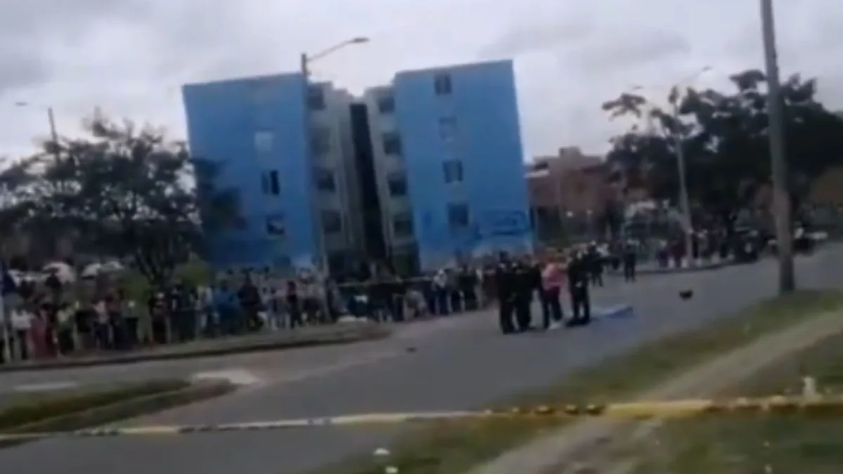 Ciudad Bolívar: muerte a bala en Arborizadora Baja 6 Ciudad Bolívar: muerte a bala en Arborizadora Baja Un hombre murió en la tarde de este lunes en el barrio Arborizadora Baja, en Ciudad Bolívar, en medio de un hecho que, según versiones extraoficiales, estaría relacionado con un presunto hurto. Las autoridades adelantan las investigaciones para esclarecer lo ocurrido.