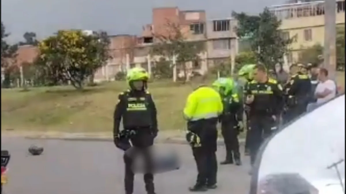 Ciudad Bolívar: muerte a bala en Arborizadora Baja 2 Ciudad Bolívar: muerte a bala en Arborizadora Baja Un hombre murió en la tarde de este lunes en el barrio Arborizadora Baja, en Ciudad Bolívar, en medio de un hecho que, según versiones extraoficiales, estaría relacionado con un presunto hurto. Las autoridades adelantan las investigaciones para esclarecer lo ocurrido.