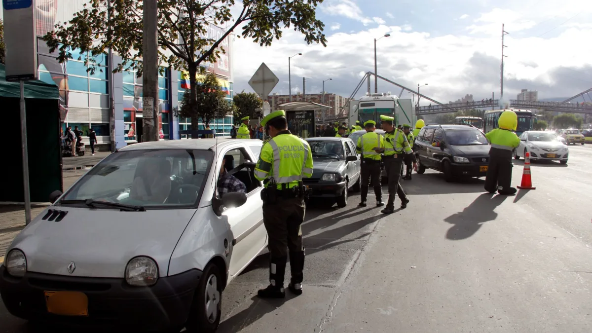 Conozca la aplicación que le ayudará a prevenir infracciones de tránsito Con el propósito de disminuir las sanciones por el olvido de trámites obligatorios, fue puesta en servicio una nueva aplicación digital gratuita que permitirá a los conductores organizar y monitorear fechas clave como el SOAT, la revisión técnico-mecánica, la renovación de la licencia de conducción y otras responsabilidades legales asociadas a sus vehículos.