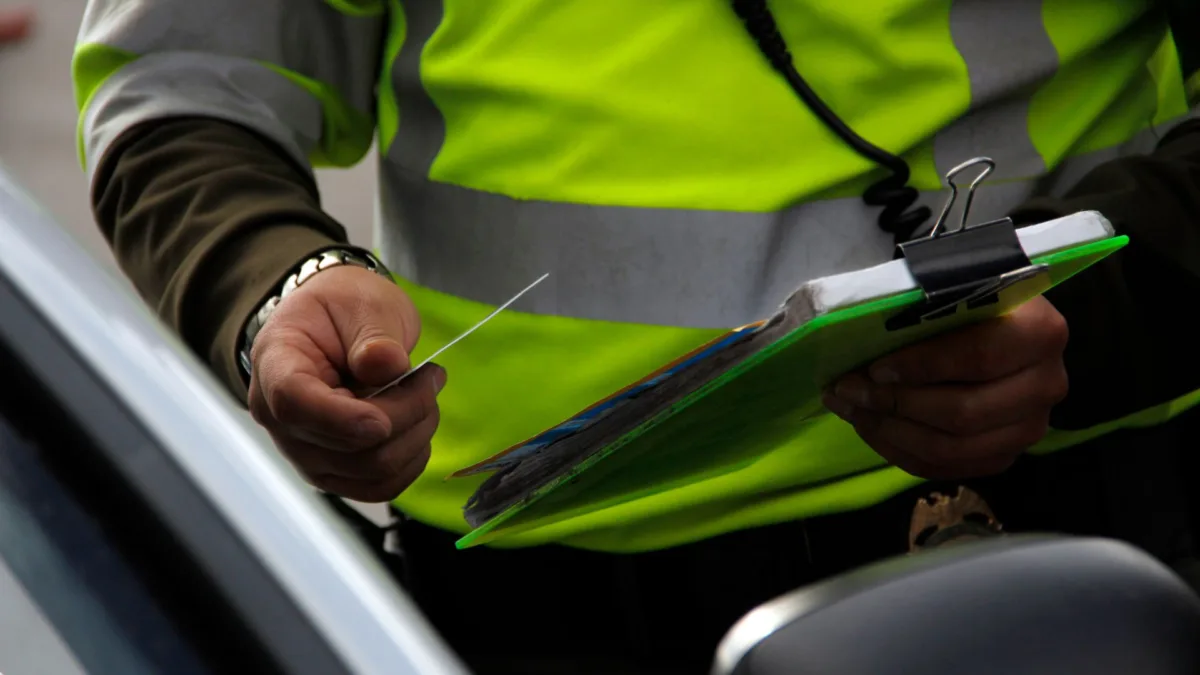 Conozca la aplicación que le ayudará a prevenir infracciones de tránsito 1 Conozca la aplicación que le ayudará a prevenir infracciones de tránsito Con el propósito de disminuir las sanciones por el olvido de trámites obligatorios, fue puesta en servicio una nueva aplicación digital gratuita que permitirá a los conductores organizar y monitorear fechas clave como el SOAT, la revisión técnico-mecánica, la renovación de la licencia de conducción y otras responsabilidades legales asociadas a sus vehículos.