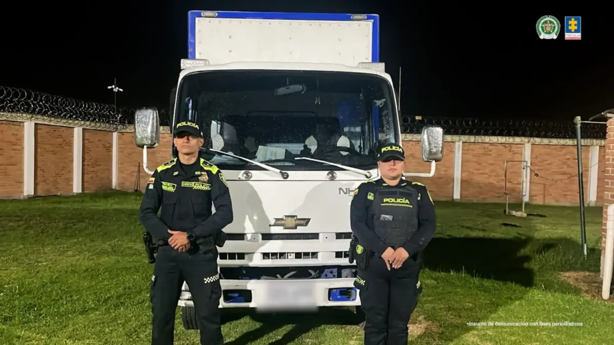 Cundinamarca: a prisión por secuestrar y torturar a un conductor Se conocieron más detalles de la recuperación de un furgón en Bojacá, Cundinamarca. Los tres capturados habrían contratado al conductor por una plataforma digital para realizar un acarreo, pero presuntamente terminaron secuestrándolo, amarrándolo, golpeándolo y extorsionando a sus familiares.