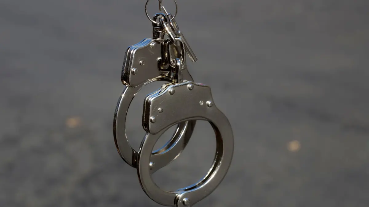 Cundinamarca: a responder por abusar de menor de 5 años 1 Cundinamarca: a responder por abusar de menor de 5 años Este hombre, que habría cometido estos hechos en el municipio de Tocancipá, fue detenido en zona rural de Chía (Cundinamarca), donde se escondía de la orden de captura que le había sido impuesta por estos presuntos vejámenes.
