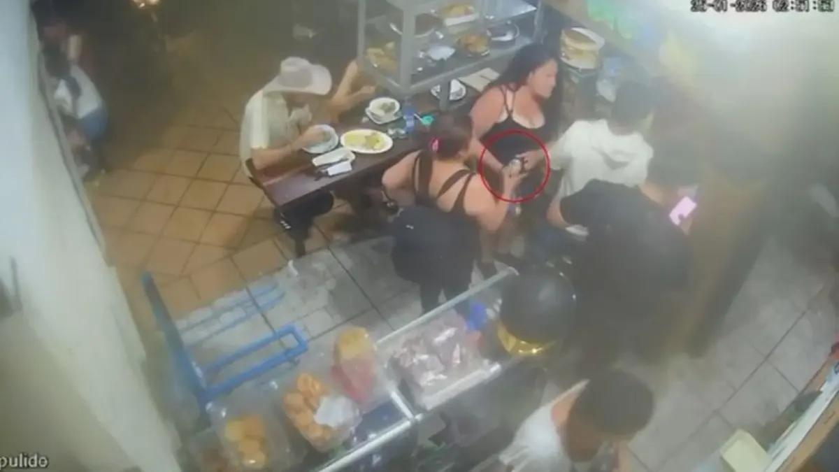 Cundinamarca: mujer fue capturada en Villeta por dopar y robar a un hombre Una salida casual en Villeta terminó en pesadilla cuando un hombre fue dopado y robado tras ser seducido por dos mujeres. Cámaras de seguridad y audios de WhatsApp permitieron a la Policía capturar a una de las presuntas responsables.