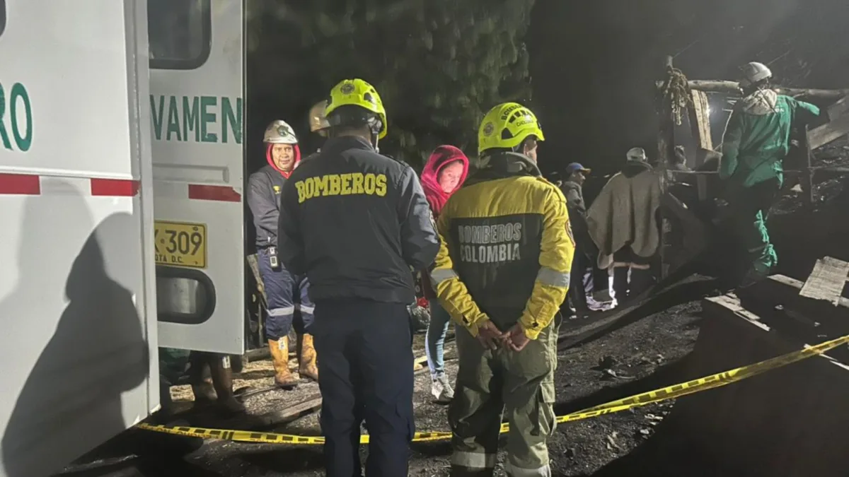 Cundinamarca: seis personas están atrapadas en una mina de Guachetá En la noche de ayer quedaron atrapados seis mineros en Guachetá, Cundinamarca, después de una explosión. Hasta el momento no se ha tenido contacto con las personas y, a la llegada de las autoridades, se detectó una gran cantidad de gas metano.