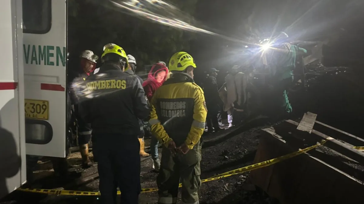 Cundinamarca: seis personas están atrapadas en una mina de Guachetá 2 Cundinamarca: seis personas están atrapadas en una mina de Guachetá En la noche de ayer quedaron atrapados seis mineros en Guachetá, Cundinamarca, después de una explosión. Hasta el momento no se ha tenido contacto con las personas y, a la llegada de las autoridades, se detectó una gran cantidad de gas metano.