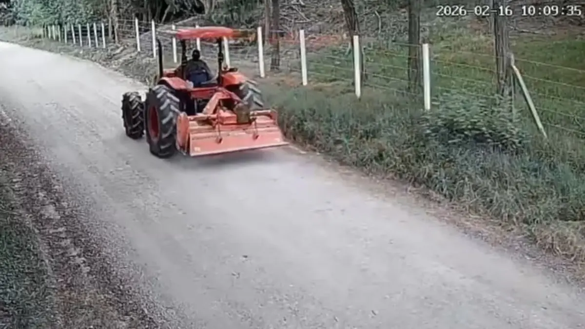 Cundinamarca: trabajadores fueron amarrados y dopados en robo de tractor Dos criminales habrían amarrado, golpeado y suministrado una sustancia extraña a los trabajadores para robar un tractor en Cucunubá, Cundinamarca. Actualmente, dos de las víctimas permanecen hospitalizadas, mientras entre los habitantes del municipio crece la desconfianza hacia las personas foráneas.