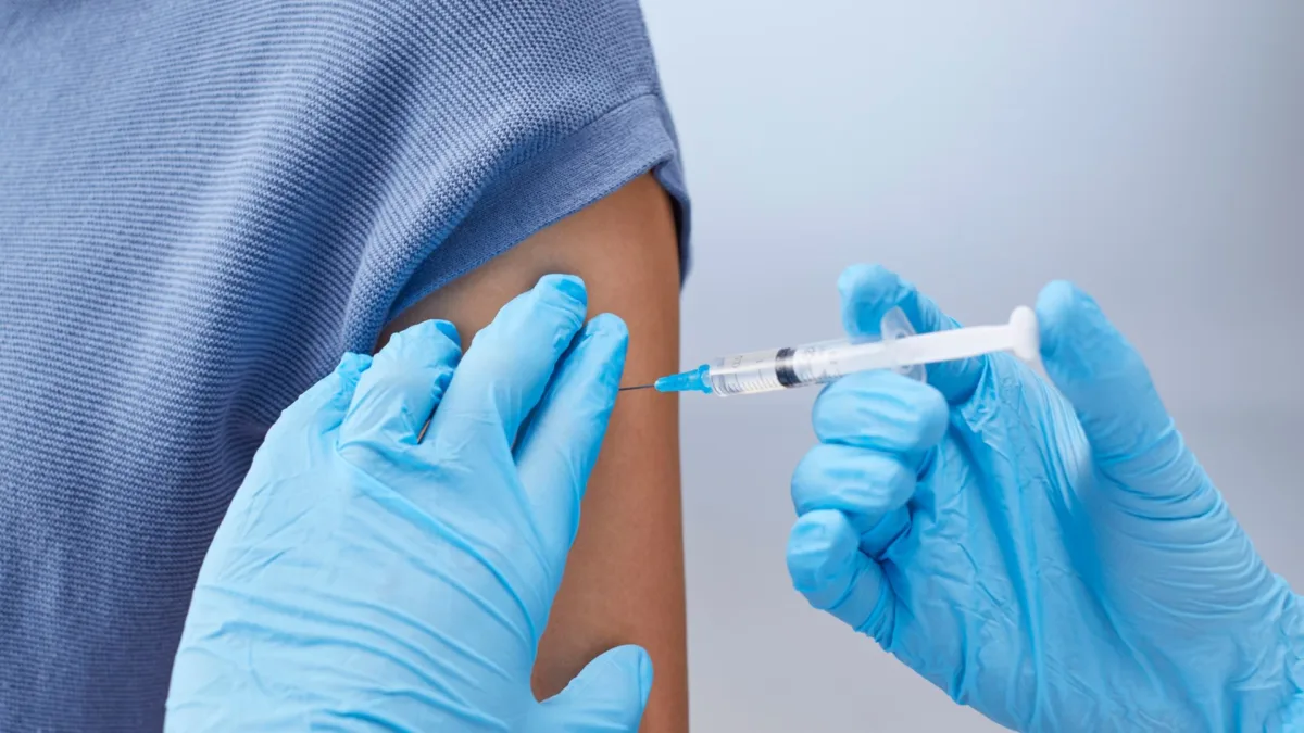 Distrito propone ampliar vacunación gratuita contra el VPH hasta los 25 años El Distrito le recomendó al Ministerio de Salud ampliar la vacunación gratuita contra el VPH hasta los 25 años para prevenir seis tipos de cáncer en hombres y mujeres. La medida busca cerrar brechas en jóvenes que no pudieron vacunarse antes, fortalecer la prevención y proteger vidas de manera equitativa.