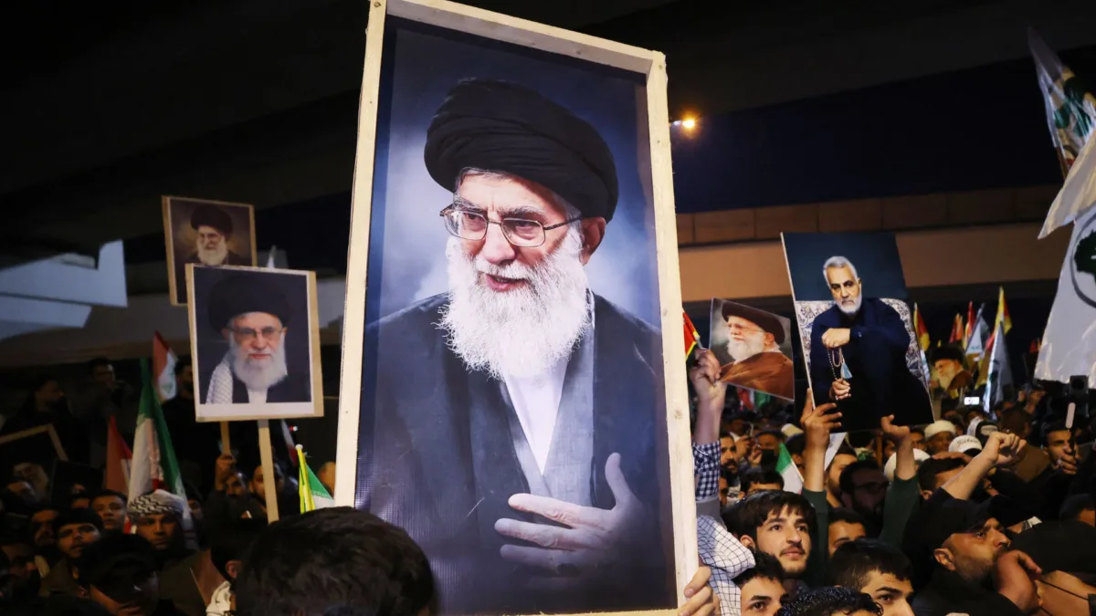 Donald Trump confirma la muerte de Alí Jamenei en ofensiva conjunta con Israel El presidente de Estados Unidos, Donald Trump, anunció la muerte del líder supremo iraní, Alí Jamenei, tras una ofensiva militar conjunta con Israel dirigida al sector nuclear y de seguridad de la República Islámica mientras ambas naciones llevaban a cabo acercamientos diplomáticos, lo que desencadenó una respuesta inmediata de Teherán con múltiples bombardeos contra bases estadounidenses ubicadas en el golfo Pérsico.