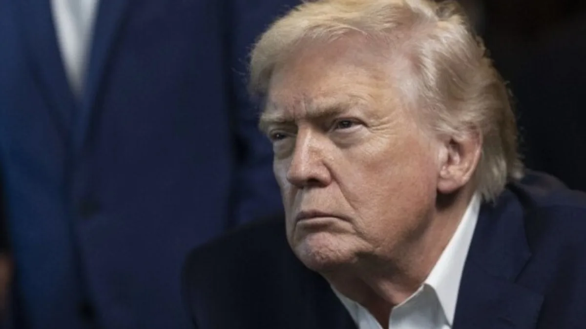 Donald Trump confirma la muerte de Alí Jamenei en ofensiva conjunta con Israel El presidente de Estados Unidos, Donald Trump, anunció la muerte del líder supremo iraní, Alí Jamenei, tras una ofensiva militar conjunta con Israel dirigida al sector nuclear y de seguridad de la República Islámica mientras ambas naciones llevaban a cabo acercamientos diplomáticos, lo que desencadenó una respuesta inmediata de Teherán con múltiples bombardeos contra bases estadounidenses ubicadas en el golfo Pérsico.