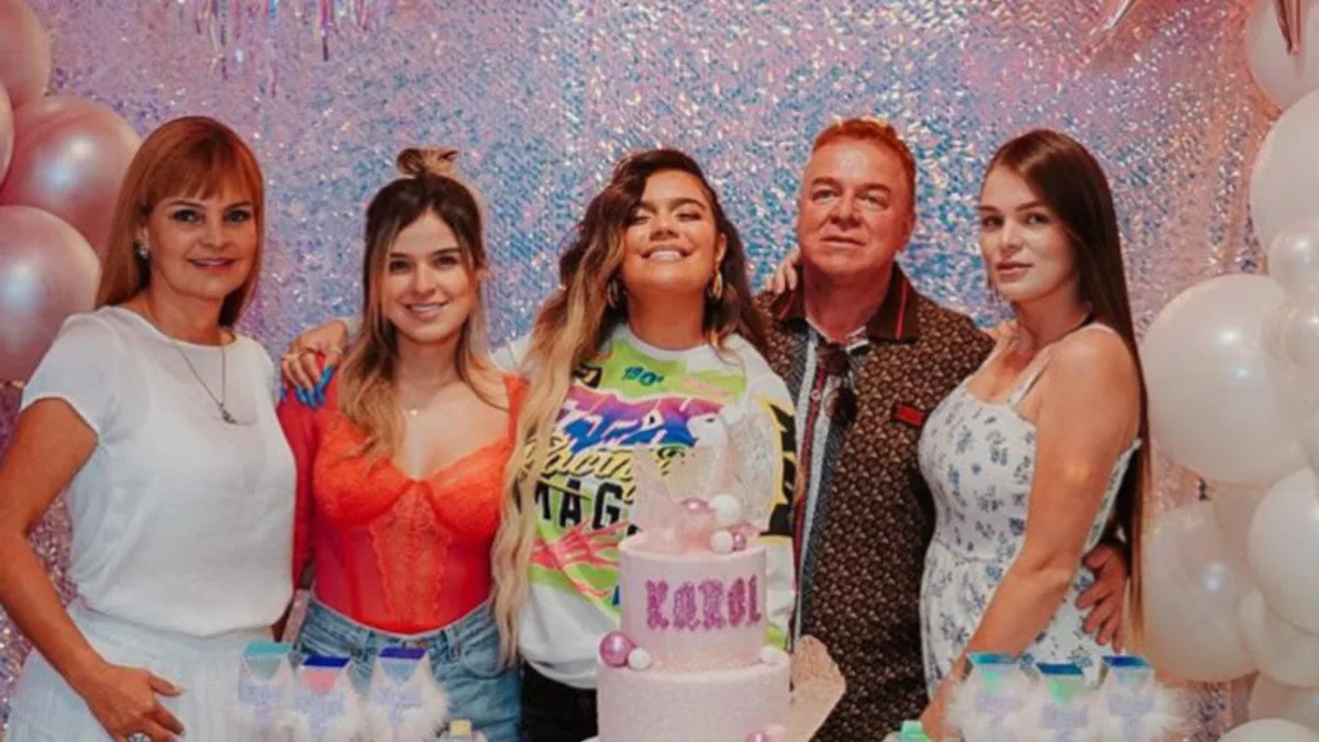 Drama familiar rodea a Karol G: su hermana señala traición 1 Drama familiar rodea a Karol G: su hermana señala traición Verónica Giraldo, hermana de Karol G, aseguró que su propia familia le dio la espalda en medio del conflicto por la custodia de su hija. Según afirmó, sus padres estarían apoyando al padre de la menor tras una presunta manipulación de la situación. Incluso reveló que no son las personas que proyectan en público, que creció presenciando episodios de maltrato y que ese patrón habría influido en las dinámicas que permitió dentro de su relación con Jaime Llanos.