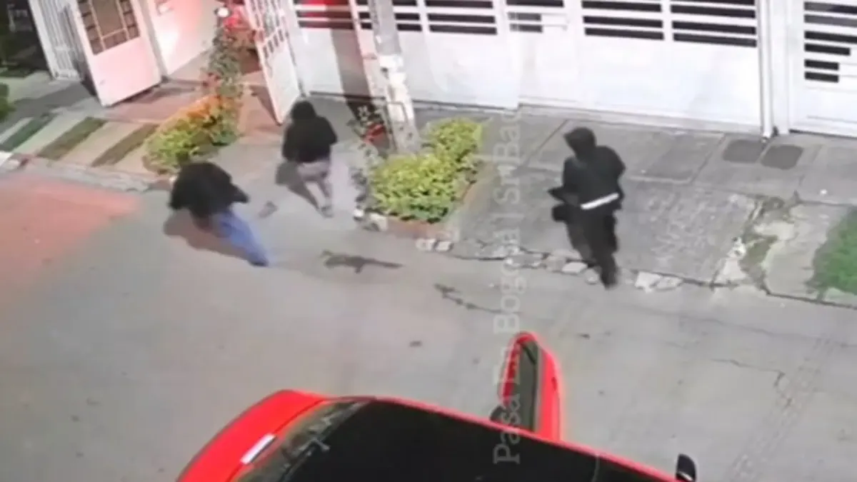 EN VIDEO: delincuentes armados robaron un vehículo en Puente Aranda Aprovechando que la puerta del parqueadero aún estaba abierta, los sujetos interceptaron violentamente al propietario y lograron sustraer el automotor en menos de un minuto.