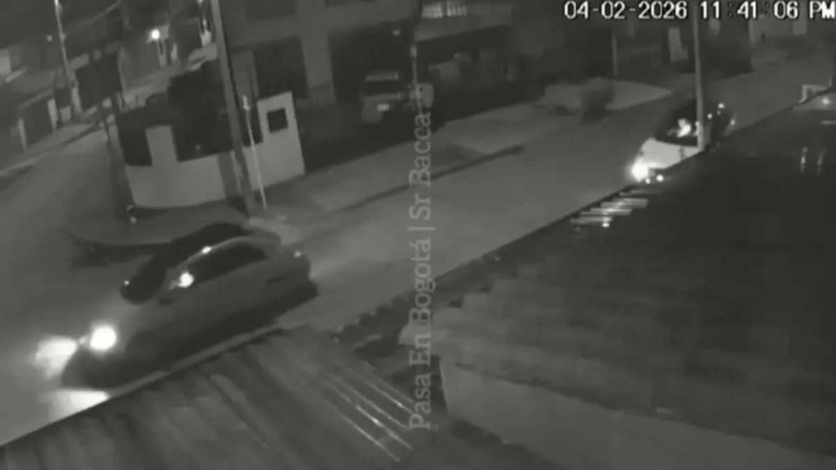 EN VIDEO: delincuentes armados robaron un vehículo en Puente Aranda Aprovechando que la puerta del parqueadero aún estaba abierta, los sujetos interceptaron violentamente al propietario y lograron sustraer el automotor en menos de un minuto.