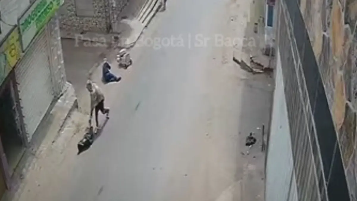 EN VIDEO: habitante de calle atacó brutalmente a un vendedor ambulante Un video captó el momento en el que un vendedor de tintos que recorría las calles del barrio El Paraíso, Ciudad Bolívar, fue víctima de una agresión brutal e injustificada a plena luz del día.