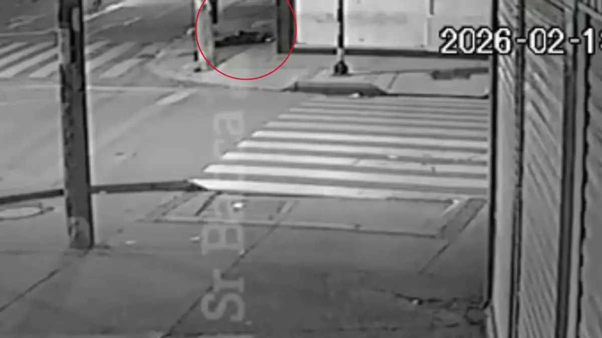 EN VIDEO: hombre fue atacado a tiros por motociclistas en Puente Aranda 1 EN VIDEO: hombre fue atacado a tiros por motociclistas en Puente Aranda Según registros audiovisuales, dos sujetos a bordo de una motocicleta interceptaron a un hombre que caminaba por el sector de La Alquería y le dispararon.