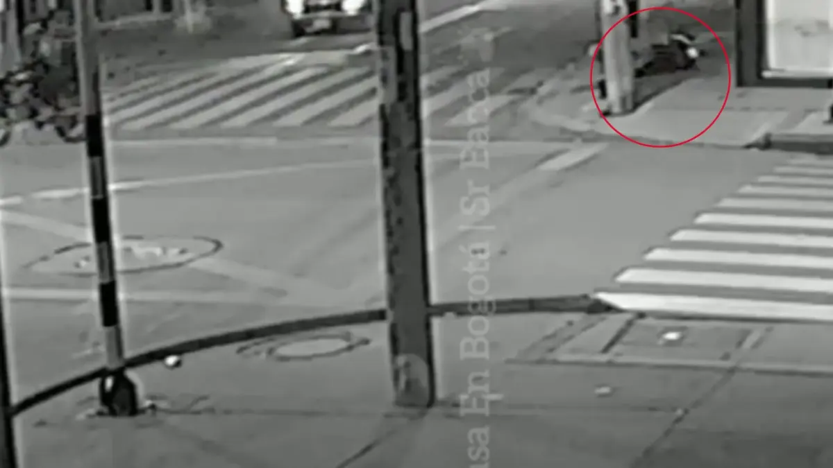 EN VIDEO: hombre fue atacado a tiros por motociclistas en Puente Aranda 2 EN VIDEO: hombre fue atacado a tiros por motociclistas en Puente Aranda Según registros audiovisuales, dos sujetos a bordo de una motocicleta interceptaron a un hombre que caminaba por el sector de La Alquería y le dispararon.