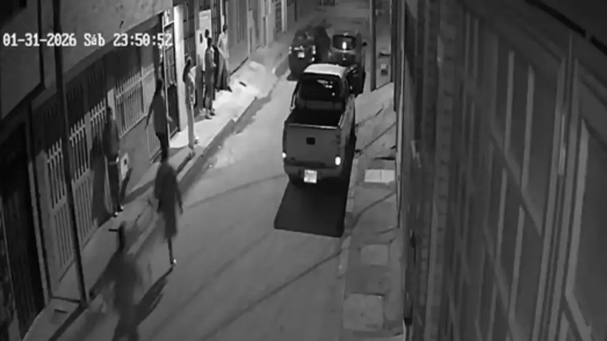 EN VIDEO: irresponsable en Suba atropelló a un ciclista y se dio a la fuga Un video de seguridad captó el momento exacto en el que el conductor de un vehículo negro embistió a un ciclista.