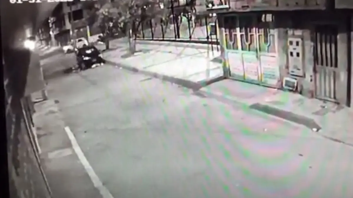 EN VIDEO: irresponsable en Suba atropelló a un ciclista y se dio a la fuga Un video de seguridad captó el momento exacto en el que el conductor de un vehículo negro embistió a un ciclista.