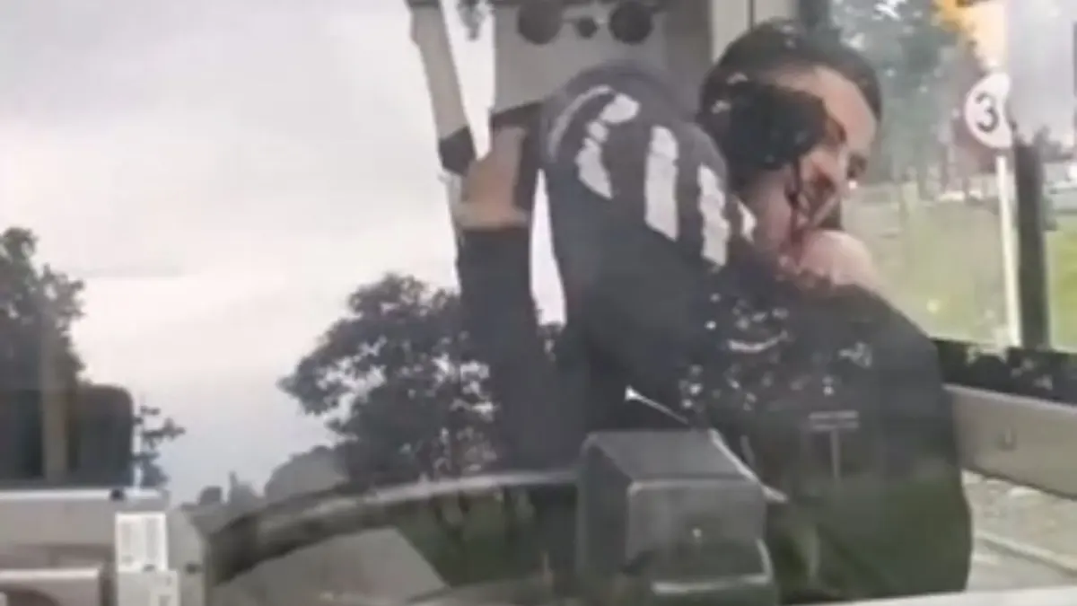 EN VIDEO: Conductor de bus alimentador de TransMilenio fue agredido por un usuario El incidente ocurrió cuando un conductor de bus alimentador fue brutalmente agredido por un joven pasajero, luego de que el operario se negara a abrir la puerta central