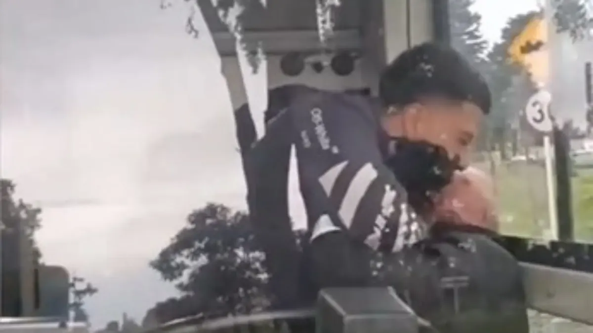 EN VIDEO: Conductor de bus alimentador de TransMilenio fue agredido por un usuario El incidente ocurrió cuando un conductor de bus alimentador fue brutalmente agredido por un joven pasajero, luego de que el operario se negara a abrir la puerta central