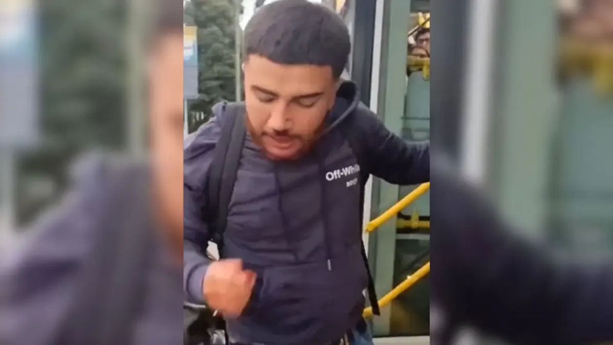 EN VIDEO: Conductor de bus alimentador de TransMilenio fue agredido por un usuario El incidente ocurrió cuando un conductor de bus alimentador fue brutalmente agredido por un joven pasajero, luego de que el operario se negara a abrir la puerta central