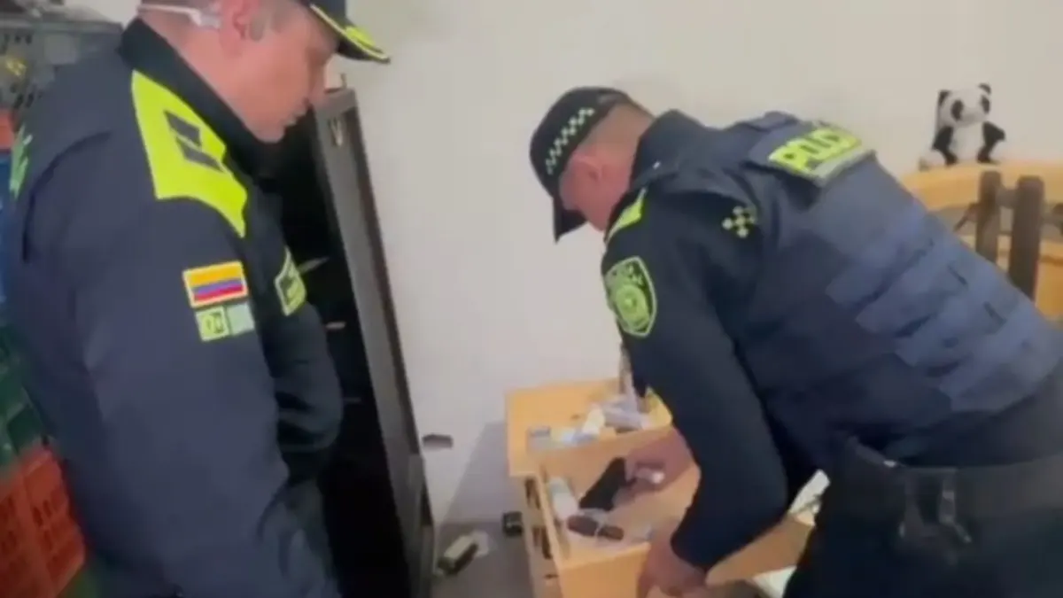 En Bosa: hallaron 5 kilos de drogas y armas en un restaurante Un corrientazo se llevaron integrantes de la Policía de Bogotá tras encontrar dos armas y drogas al interior de un restaurante en Bosa.