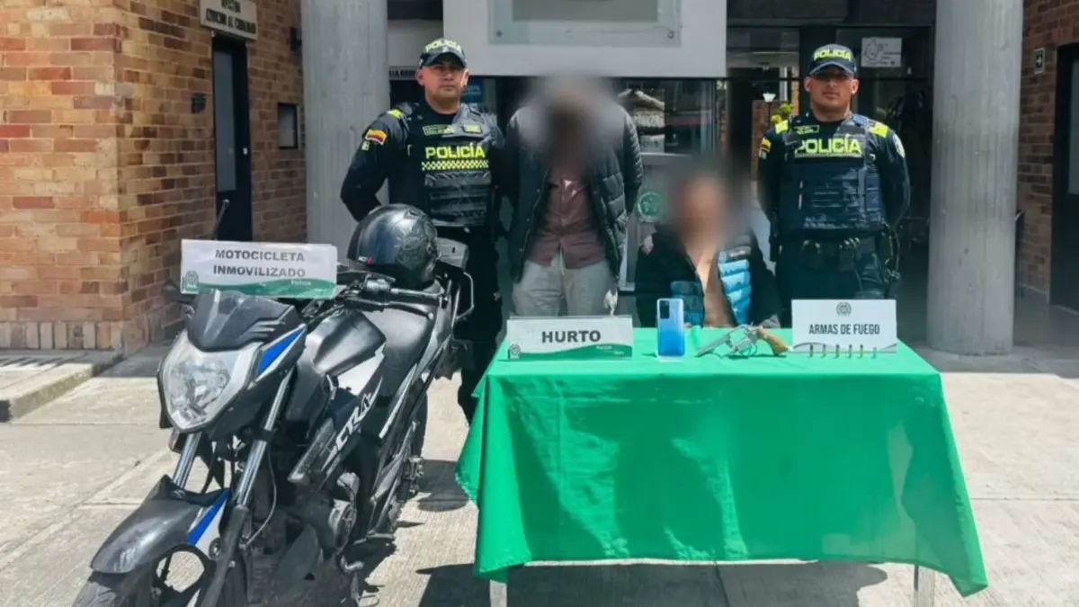 Capturan a dos hombres armados tras fleteo a adulto mayor en Engativá En la localidad de Engativá se logró la captura de dos sujetos, quienes previamente acababan de despojar de 30 millones de pesos a un adulto mayor.
