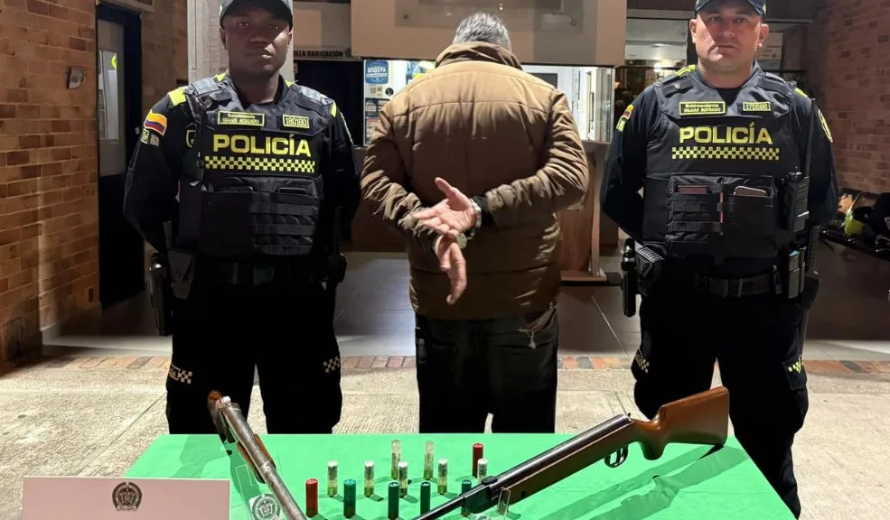 En Engativá: lo capturaron por realizar disparos desde la ventana de su vivienda Un hombre de 54 años desató el pánico entre sus vecinos al accionar armas de fuego desde el segundo piso de su vivienda en el barrio Las Ferias, localidad de Engativá, para posteriormente salir a la vía pública para intimidar a los transeúntes.
