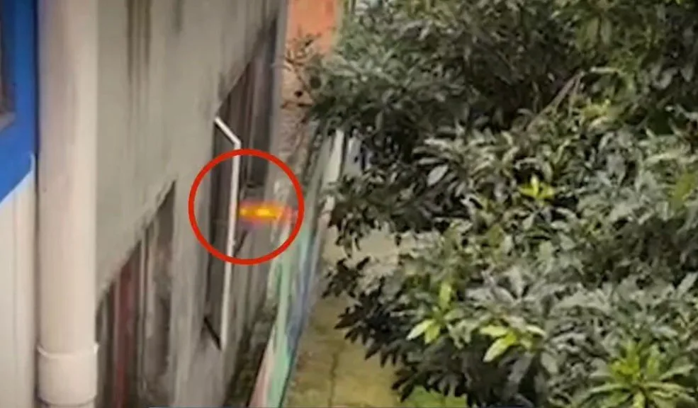 En Engativá: lo capturaron por realizar disparos desde la ventana de su vivienda Un hombre de 54 años desató el pánico entre sus vecinos al accionar armas de fuego desde el segundo piso de su vivienda en el barrio Las Ferias, localidad de Engativá, para posteriormente salir a la vía pública para intimidar a los transeúntes.