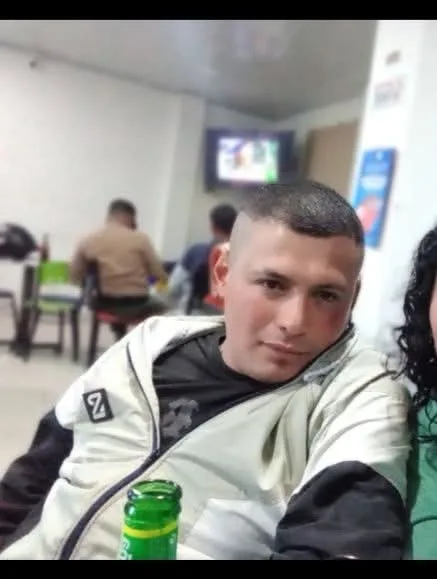 En Facatativá: sicario en moto acabó con la vida de Jhon 2 En Facatativá: sicario en moto acabó con la vida de Jhon Jhon Cajamarca, un hombre oriundo del municipio, fue interceptado mientras transitaba por la vía pública. Según testigos, un sujeto a bordo de una motocicleta aprovechó un momento de vulnerabilidad para dispararle en al menos tres ocasiones.