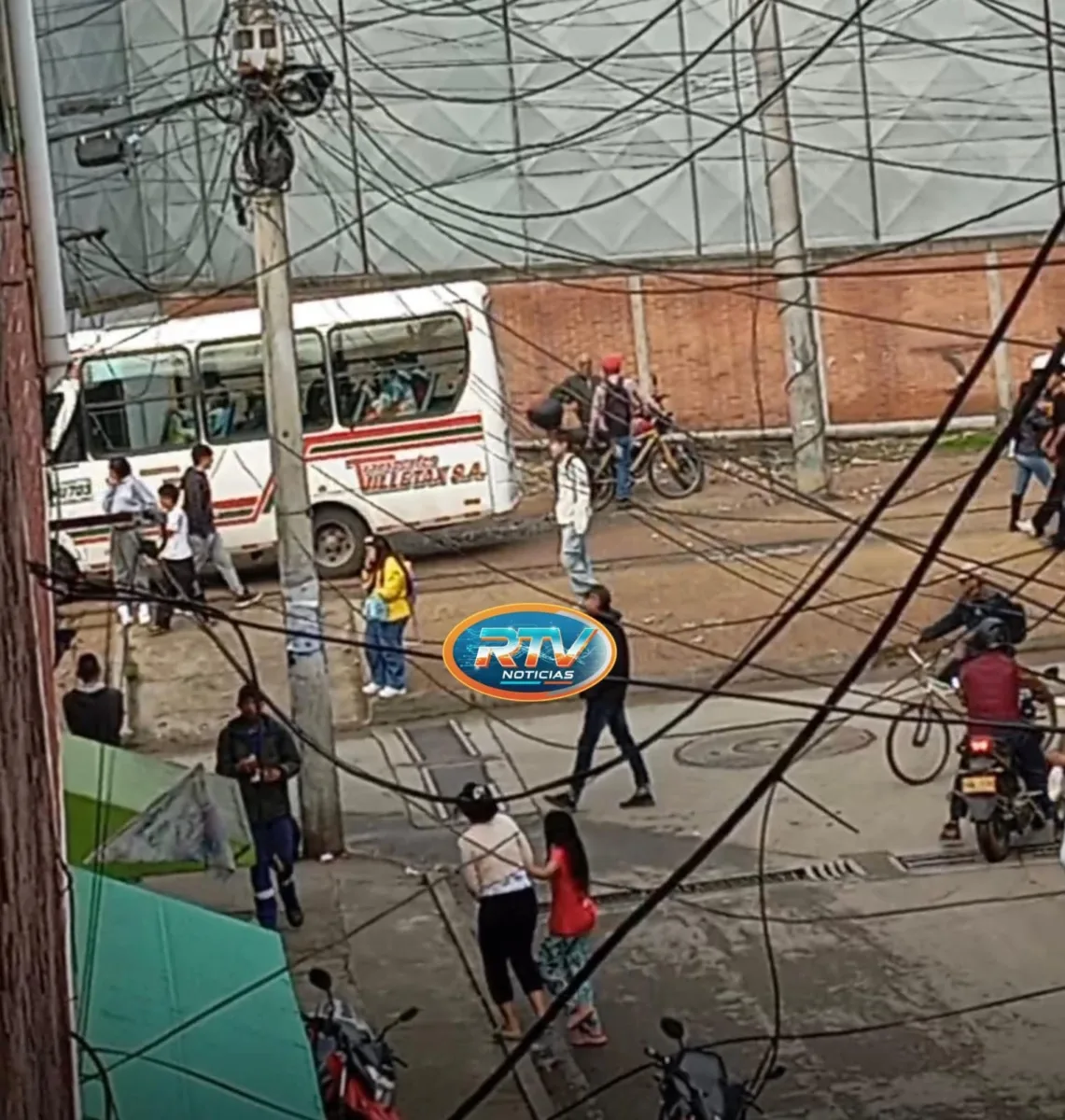 En Facatativá: sicario en moto acabó con la vida de Jhon 1 En Facatativá: sicario en moto acabó con la vida de Jhon Jhon Cajamarca, un hombre oriundo del municipio, fue interceptado mientras transitaba por la vía pública. Según testigos, un sujeto a bordo de una motocicleta aprovechó un momento de vulnerabilidad para dispararle en al menos tres ocasiones.