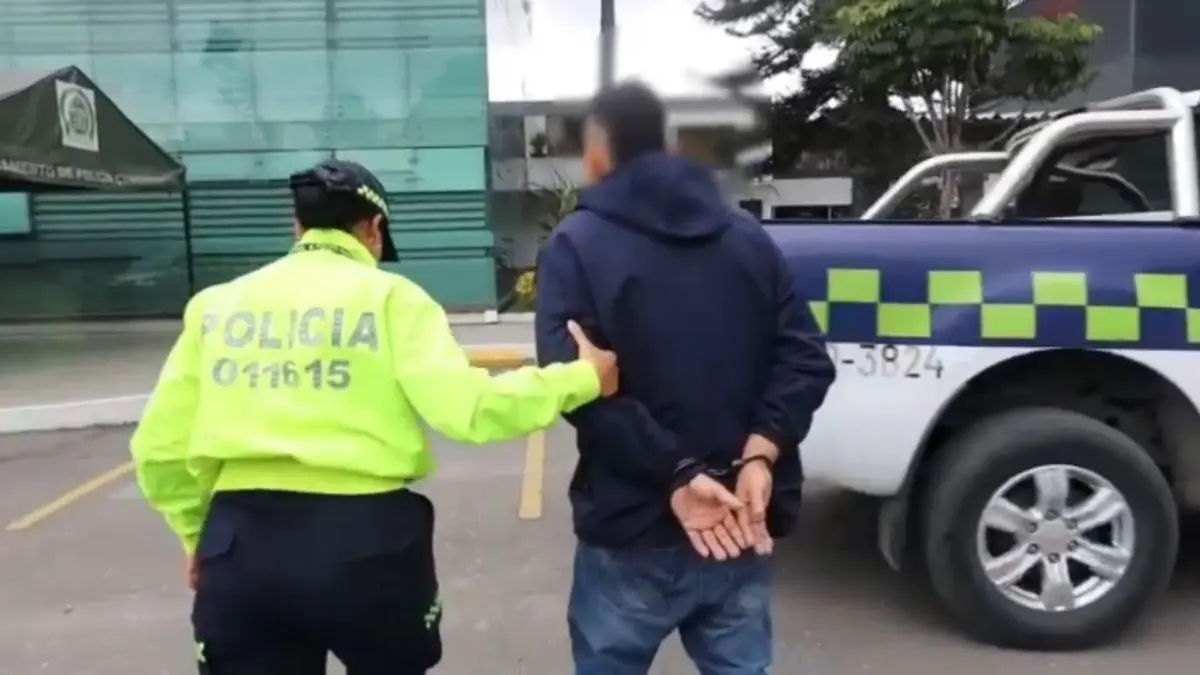 En Funza: lo capturaron por buscar y atacar a su expareja 2 En Funza: lo capturaron por buscar y atacar a su expareja Tras meses de evadir a la justicia, la Seccional de Investigación Criminal de Cundinamarca logró la captura de P. Ramos en la vereda La Ramada, municipio de Funza.