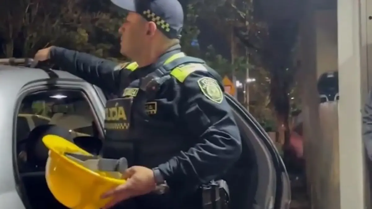 Delincuentes intentaron escapar y chocaron contra un bus de servicio público 1 Delincuentes intentaron escapar y chocaron contra un bus de servicio público Una persecución por las calles de la localidad de Santa Fe culminó este martes en un aparatoso accidente que facilitó la captura de un grupo de delincuentes.