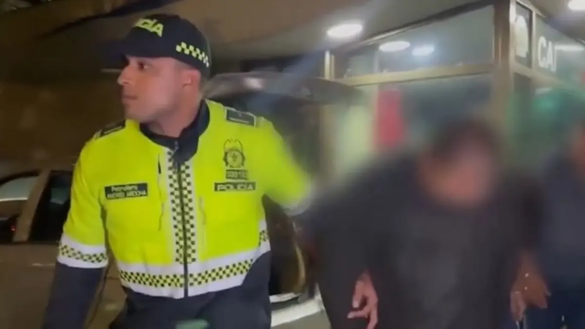 Delincuentes intentaron escapar y chocaron contra un bus de servicio público Una persecución por las calles de la localidad de Santa Fe culminó este martes en un aparatoso accidente que facilitó la captura de un grupo de delincuentes.