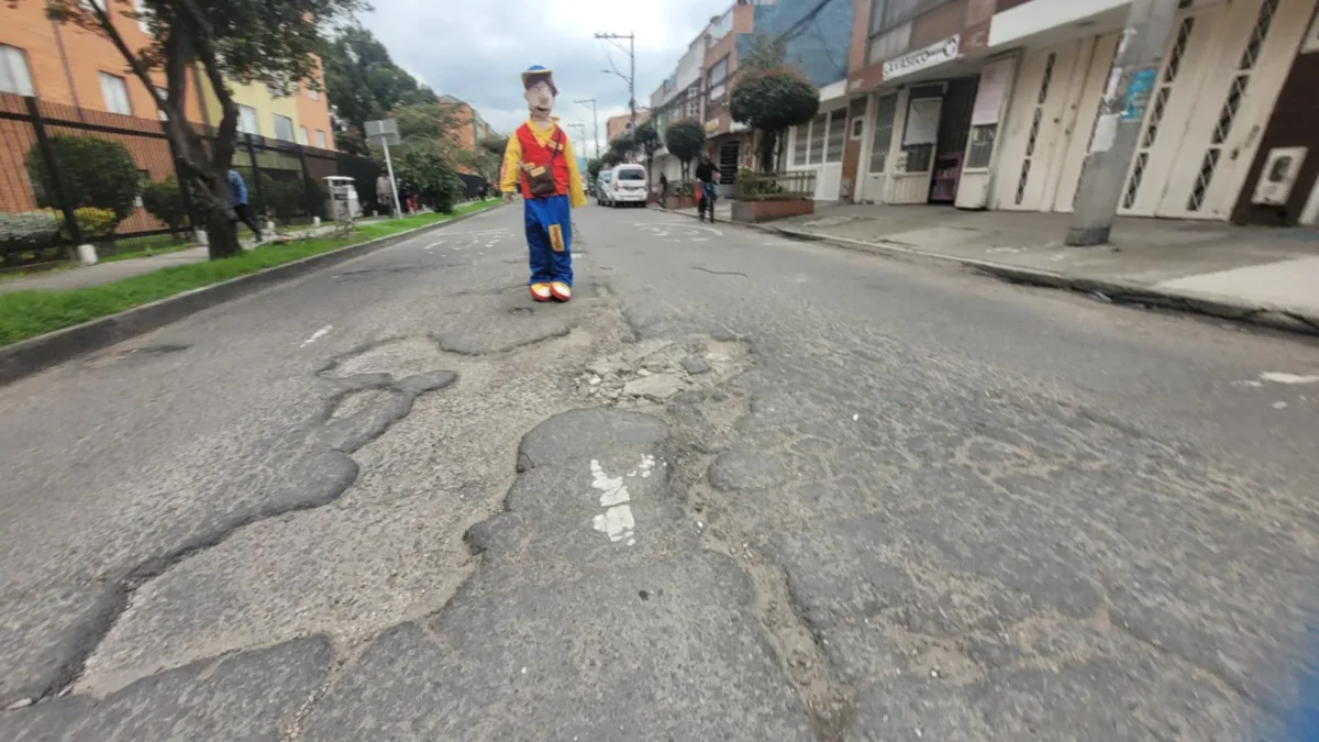 En Kennedy viven con accidentes a cada rato por culpa de los cráteres
