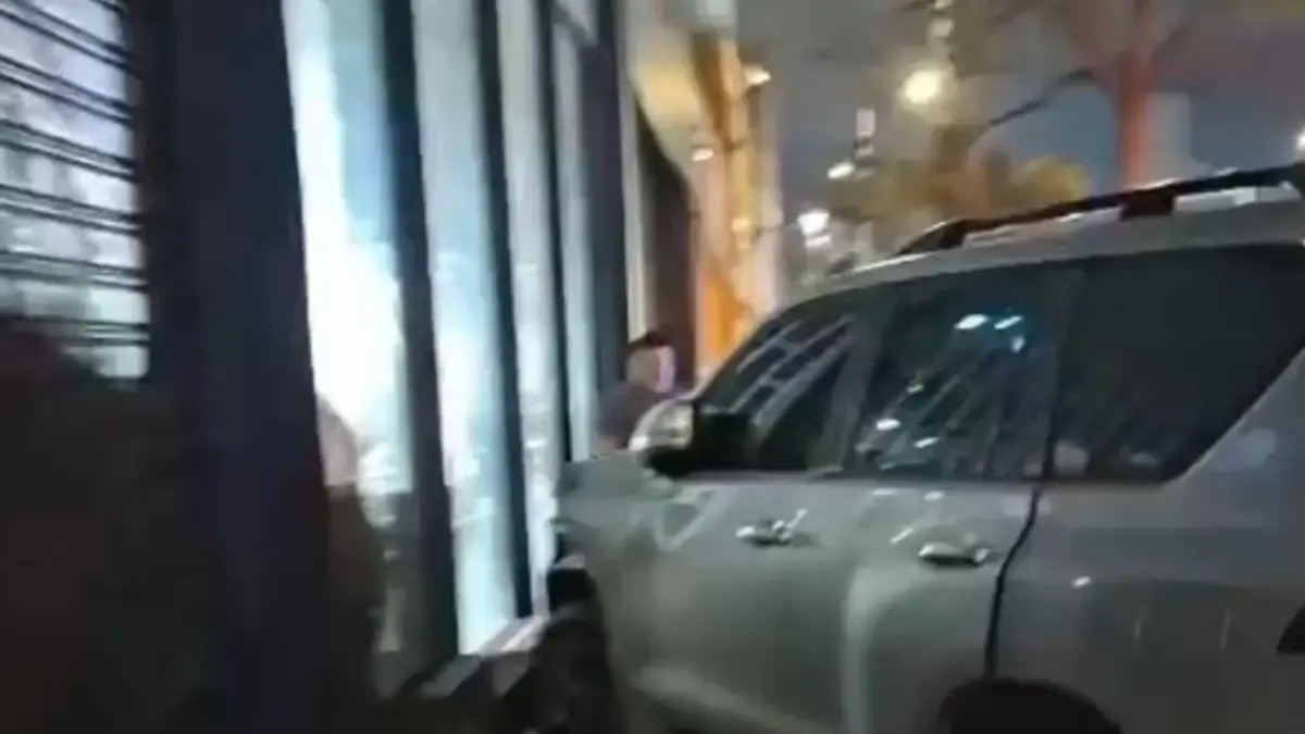 En Puente Aranda: presunto ladrón intentó huir por el carril de TransMilenio y fue detenido Un violento asalto en el sector de Bochica Central desencadenó una intensa persecución policial que se extendió hasta la avenida NQS.