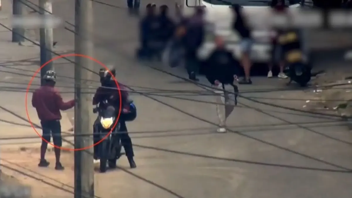 En Santa Fe: capturado presunto distribuidor que operaba desde un andén en San Bernardo Gracias a la red de videovigilancia de la capital, las autoridades lograron la captura en flagrancia de un presunto distribuidor de sustancias ilícitas en la localidad de Santa Fe.