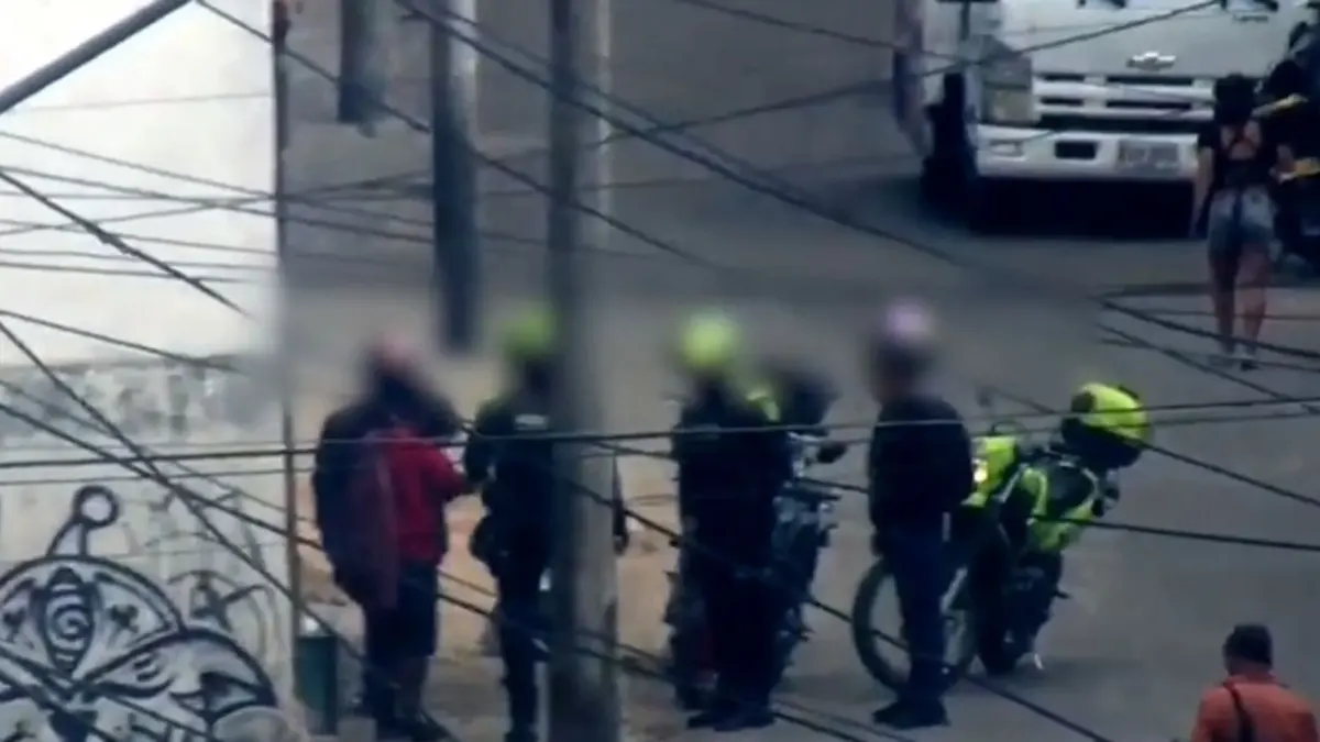 En Santa Fe: capturado presunto distribuidor que operaba desde un andén en San Bernardo 2 En Santa Fe: capturado presunto distribuidor que operaba desde un andén en San Bernardo Gracias a la red de videovigilancia de la capital, las autoridades lograron la captura en flagrancia de un presunto distribuidor de sustancias ilícitas en la localidad de Santa Fe.