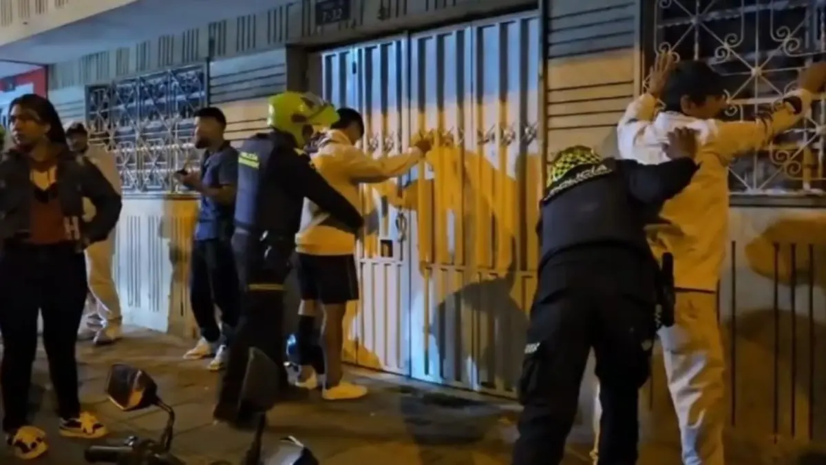 En Soacha, las autoridades cazan a los delincuentes: capturaron a un hombre armado Las autoridades activaron el ‘Plan Cazador’ en los establecimientos comerciales de Soacha para dar con los delincuentes que tienen azotados a los habitantes del sector. En medio de las actividades de registro, habrían capturado a un hombre armado.