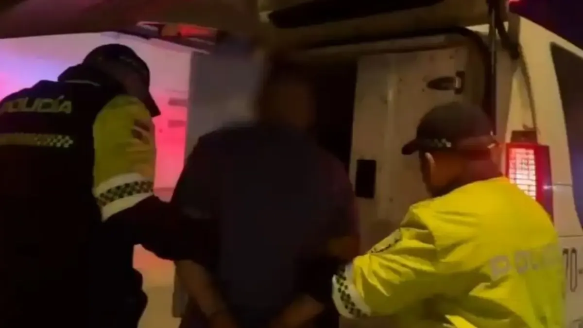 En Soacha, las autoridades cazan a los delincuentes: capturaron a un hombre armado Las autoridades activaron el ‘Plan Cazador’ en los establecimientos comerciales de Soacha para dar con los delincuentes que tienen azotados a los habitantes del sector. En medio de las actividades de registro, habrían capturado a un hombre armado.