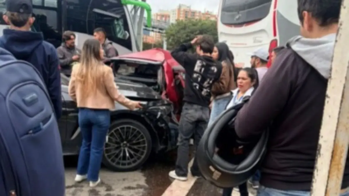 En Suba: accidente múltiple en plena Autopista Norte Un aparatoso siniestro vial registrado en la localidad de Suba terminó afectando la movilidad, involucrando tres vehículos.