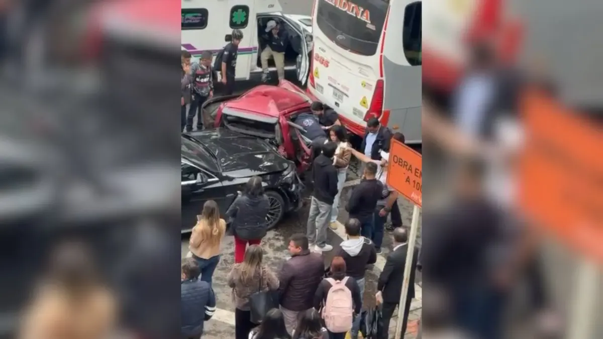 En Suba: accidente múltiple en plena Autopista Norte Un aparatoso siniestro vial registrado en la localidad de Suba terminó afectando la movilidad, involucrando tres vehículos.