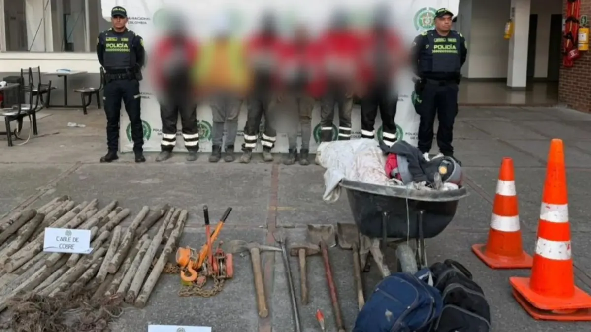En Suba: capturan a seis falsos funcionarios del IDU por hurto de fibra óptica En un operativo de vigilancia en el barrio La Campiña, la Policía Metropolitana de Bogotá desarticuló una organización criminal conformada por seis personas que fingían ser trabajadores del Instituto de Desarrollo Urbano (IDU).